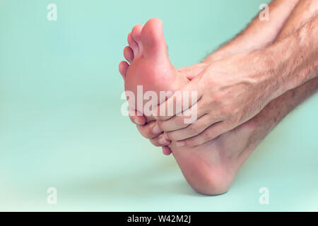 L'uomo sente forte il dolore del piede. La gente, la sanità e la medicina concept Foto Stock