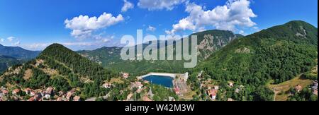 Vista aerea di Ligonchio Village e il suo lago della centrale idroelettrica. Reggio Emilia / Italia Foto Stock