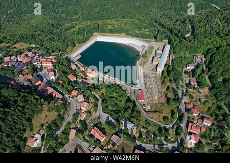 Vista aerea di Ligonchio Village e il suo lago della centrale idroelettrica. Reggio Emilia / Italia Foto Stock