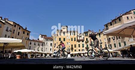 Lucca, Italia - la famosa Piazza Anfiteatro nel quadrante nordest del centro cinto di mura di Lucca Foto Stock