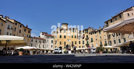 Lucca, Italia - la famosa Piazza Anfiteatro nel quadrante nordest del centro cinto di mura di Lucca Foto Stock