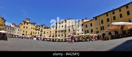 Lucca, Italia - la famosa Piazza Anfiteatro nel quadrante nordest del centro cinto di mura di Lucca Foto Stock