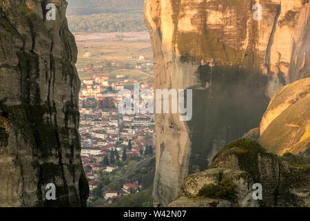 Meteora, Grecia. Sunrise presso i monasteri bizantini in rocce di Meteora in Kalambaka Foto Stock
