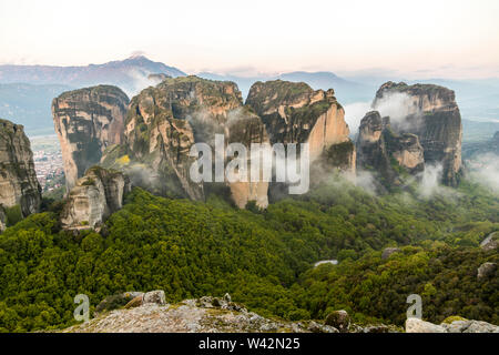 Meteora, Grecia. Sunrise presso i monasteri bizantini in rocce di Meteora in Kalambaka Foto Stock