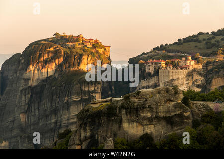 Meteora, Grecia. Sunrise presso i monasteri bizantini di Varlaam e grande Meteoron nelle rocce di Meteora in Kalambaka Foto Stock