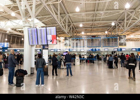 Atene, Grecia. All'interno della aerostazione partenze dell'aeroporto internazionale di Atene Eleftherios Venizelos (ATH) Foto Stock