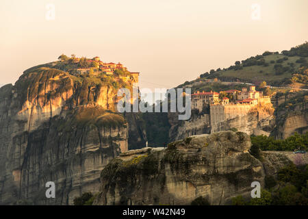 Meteora, Grecia. Sunrise presso i monasteri bizantini di Varlaam e grande Meteoron nelle rocce di Meteora in Kalambaka Foto Stock