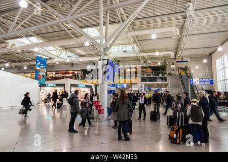 Atene, Grecia. All'interno della aerostazione partenze dell'aeroporto internazionale di Atene Eleftherios Venizelos (ATH) Foto Stock