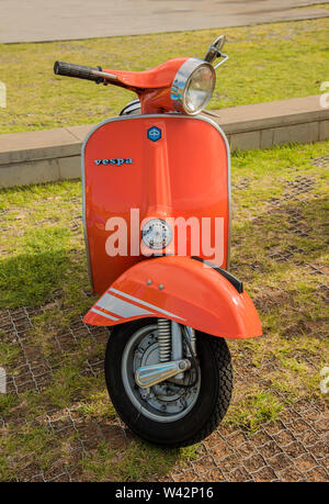 Close up di un annata completamente restaurata Vespa scooter su un display al festival di trasporto in Funchal Madeira Foto Stock