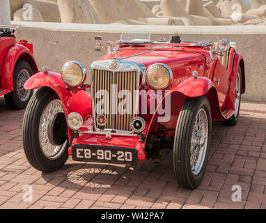 Vecchio classico motore MG auto sul display in un auto classica festival in Europa di Madeira. Foto Stock