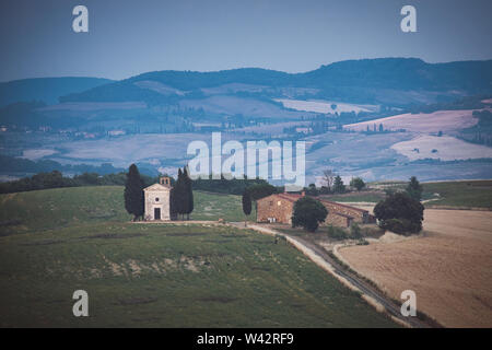 Foto della cappella Vitaleta sulla toscana al tramonto Foto Stock