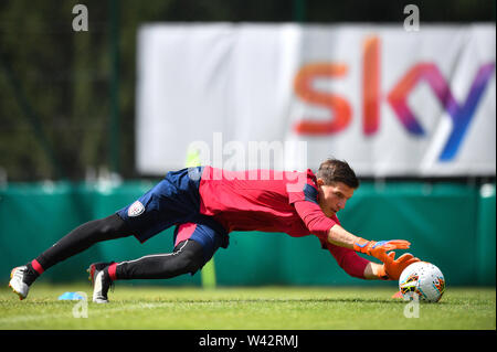 Pejo, Italia. 19 Luglio, 2019. Foto di Massimo Paolone/LaPresse19 luglio 2019 Peio (TN), Italia sport calcio Cagliari Calcio - allenamento pre campionato di calcio di Serie A 2019/2020 - stadio "Celledizzo" nella foto: Alessio Cragno Photo Massimo Paolone/LaPresse Luglio 19, 2019 Peio (TN), Italia sport soccer Cagliari Calcio - Formazione Pre italiano campionato di Football League A TIM 2019/2020 - "Celledizzo" Stadium. Nel pic: Alessio Cragno Credito: LaPresse/Alamy Live News Foto Stock