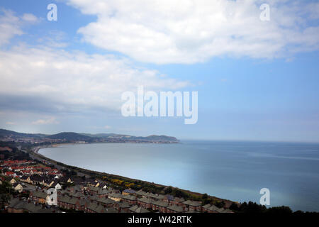 Meteo le magie di sole in una calda giornata di luglio nel Galles del Nord. Nella foto: una torbida di Colwyn Bay, lunedì 15 luglio 2019. Foto Stock