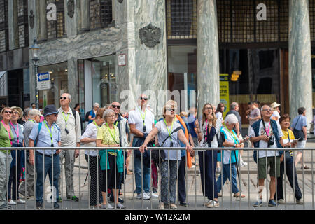 (190719) -- VIENNA, luglio 19, 2019 (Xinhua) -- i turisti di visitare l'interno della città di Vienna (Austria), il 19 luglio. Durante le vacanze estive in Europa, Vienna attira turisti da tutto il mondo con la sua architettura unica e uno splendido scenario. (Xinhua/Guo Chen) Foto Stock