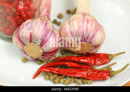 Fresco e caldo secco spezie - aglio, peperoncino e pepe Foto Stock