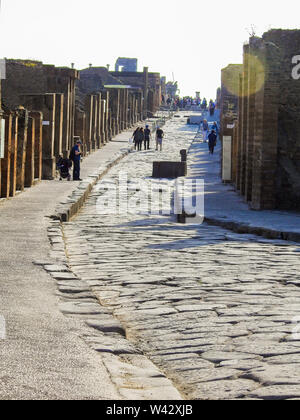 Via dell'Abbondanza, Main Street, Pompei, Città Metropolitana di Napoli, Italia Foto Stock