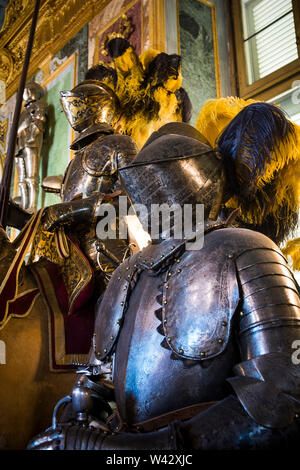 Medieval armature in mostra nel palazzo di Torino Foto Stock