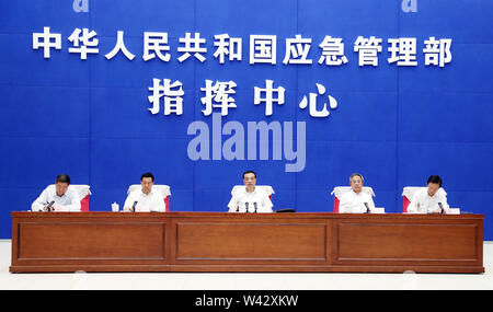 (190719) -- PECHINO, luglio 19, 2019 (Xinhua) -- il Premier cinese LI Keqiang (C) presiede un controllo delle alluvioni e siccità rilievo conferenza di lavoro nel corso di un controllo presso il ministero nella gestione delle situazioni di emergenza a Pechino Capitale della Cina, luglio 19, 2019. Alla riunione, Li accordi per la corrente e la successiva fase di controllo delle inondazioni e di soccorso in caso di catastrofe lavoro. (Xinhua/Yao Dawei) Foto Stock