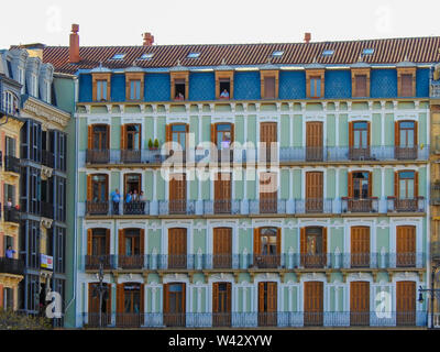 Edificio di appartamenti in spagnolo nel sole pomeridiano, Plaza del Castillo, Pamplona, Spagna Foto Stock