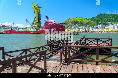 VITORIA, Brasile - 30 dicembre 2016 ; brasiliano nave pipelay Skandi Açu ormeggiato sul fiume Santa Maria in Vitoria, Brasile Foto Stock