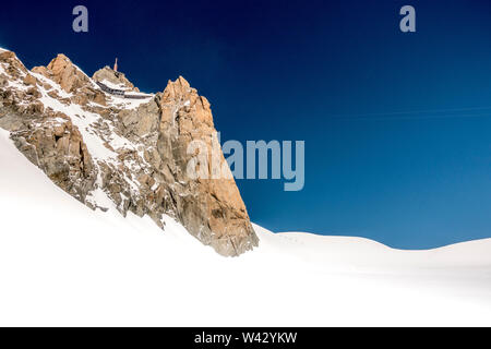 Aiguille du Midi su un uccello blu giorno, gli alpinisti verso il basso al di sotto di Foto Stock