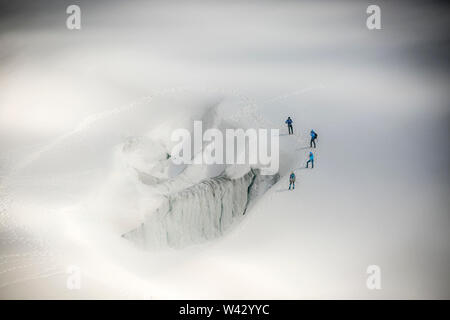 Quattro alpinisti pratica cassaforte tecniche sul ghiacciaio in Le Tour ghiacciaio Foto Stock