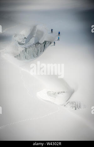 Quattro alpinisti pratica cassaforte tecniche sul ghiacciaio in Le Tour ghiacciaio Foto Stock