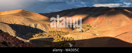 Sunrise sopra la valle del fiume Kyzylshin e montagne di Altai. La Siberia. Altai. La Russia. Panorama Foto Stock