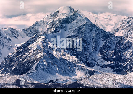 Il picco principale del Nord Chuy ridge. La Siberia. Repubblica di Altai. Federazione russa Foto Stock