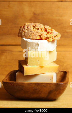 Torre di formaggio - vari tipi di recipiente di legno. In verticale Foto Stock