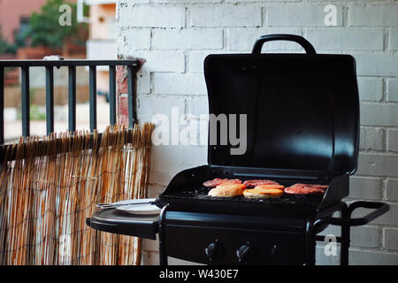 Nero all'aperto con barbecue per la cottura della carne. Foto Stock