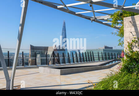 London, Regno Unito - 16 Luglio 2019 - Cityscape visto dal giardino a 120, un giardino sul tetto nella città di Londra Foto Stock