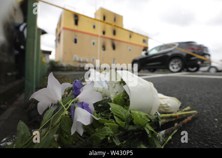 (190719) -- KYOTO, luglio 19, 2019 (Xinhua) -- Fiori sono visti vicino al sito di un incendio doloso a Kyoto, Giappone, luglio 19, 2019. Gli addetti del settore dal Giappone della scena di animazione lungo con innumerevoli fan proferire shock e bemusement venerdì dopo i tragici eventi che è emerso un giorno precedente presso uno studio di animazione di Kyoto Co. nel Giappone occidentale. (Xinhua/Du Natalino) Foto Stock