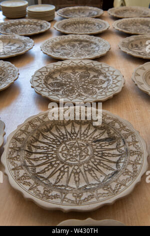 La Grecia, Rodi, la più grande delle isole del Dodecaneso. Bonis ceramica tradizionale, fatto a mano laboratorio di ceramica. Materie lastre di argilla, design inciso a mano. Foto Stock