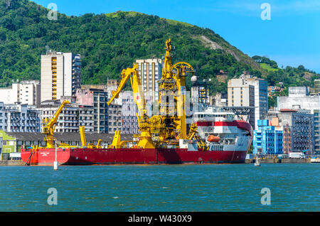 Posa di tubo nave ormeggiata sul Fiume Santa Maria in Vitoria, Brasile. Foto Stock