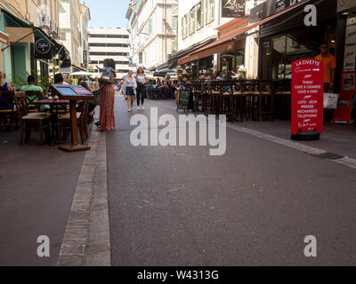 I turisti e gli amanti dello shopping in strada a Cannes Riviera francese in estate Foto Stock