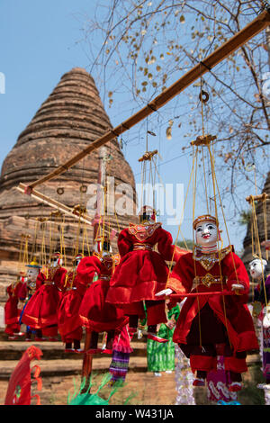 Myanmar Birmania aka, Bagan. Tipiche marionette negozio di souvenir con storico tempio della distanza Foto Stock