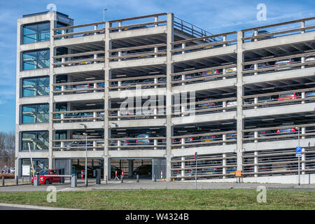 Parcheggio garage Utrecht per i trasferimenti di auto in treno Foto Stock