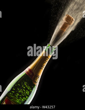 Cork spuntano da una bottiglia di champagne Foto Stock