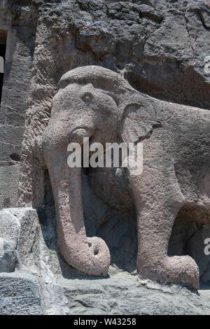 India Maharashtra, Ajanta, grotte di Ajanta. Grotte scavate dal 200 a.c. al 650 D.C. in templi buddisti e monasteri. Pietra sculture di elefanti. Foto Stock