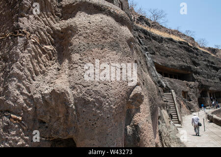 India Maharashtra, Ajanta, grotte di Ajanta. Grotte scavate dal 200 a.c. al 650 D.C. in templi buddisti e monasteri. Stone carving elefante. Foto Stock