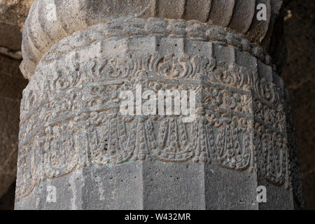 India Maharashtra, Ajanta, grotte di Ajanta. Grotte scavate dal 200 a.c. al 650 D.C. in templi buddisti e monasteri. Ornate stone carving. Foto Stock