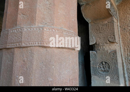 India Maharashtra, Ajanta, grotte di Ajanta. Grotte scavate dal 200 a.c. al 650 D.C. in templi buddisti e monasteri. Ornati di parete scolpita dettaglio. Foto Stock