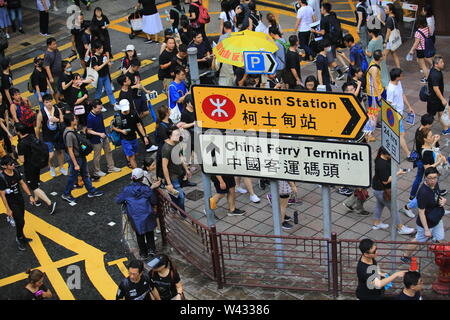 Hong Kong- 7 Luglio 2019: la folla protesta passano attraverso il China Ferry Terminal. Più di 50.000 manifestanti hanno percorso le strade di Kowloon domenica per opporsi a un controverso disegno di legge in materia di estradizione Foto Stock