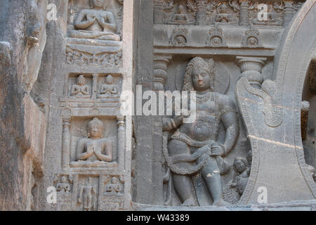 India Maharashtra, Ajanta, grotte di Ajanta. Grotte scavate dal 200 a.c. al 650 D.C. in templi buddisti e monasteri. Pietra ornata di dettagli. Foto Stock