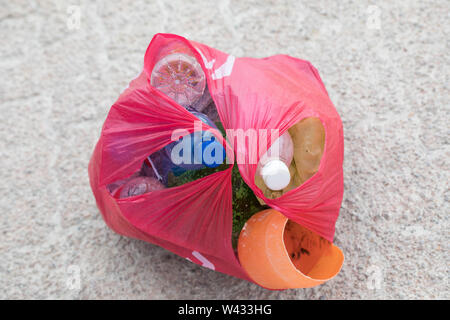 Una alimentazione costante di inquinamento in plastica si rilassa sulle spiagge di Agulhas National Park, Cape Agulhas, Western Cape, Sud Africa. Foto Stock