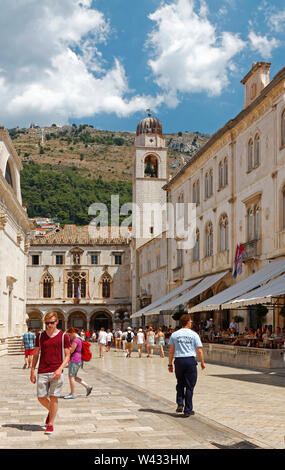 Pred Dvorom; pietra strada pedonale; Torre dell Orologio; Palazzo Sponza; ristorante all'aperto di mangiare, tende, persone, città vecchia; sito UNESCO, Dubrovnik; Croati Foto Stock