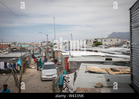 I residenti di Joe Slovo insediamenti informali, Cape Town, Western Cape, Sud Africa hanno un disagio situazione vive sotto la minaccia di sfratto Foto Stock