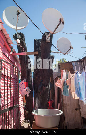 Imizamo Yethu insediamenti informali, Hout Bay, Città del Capo, Western Cape, Sud Africa mancano le infrastrutture come un adeguato approvvigionamento di acqua, bagni, fognatura Foto Stock