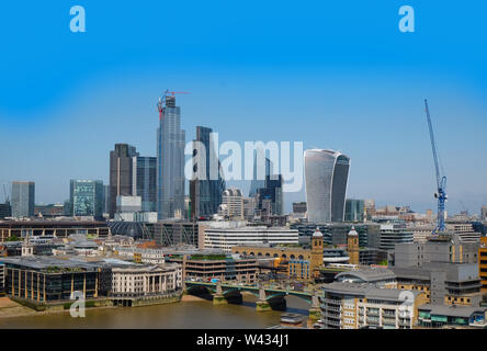 Città di Londra, Regno Unito il 6 Luglio 2019: London skyline visto da South Bank, il fiume Tamigi in primo piano sul giorno di estate Foto Stock